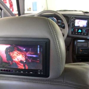 04_GMC_Sierra_Denali_DVD_System_064.jpg